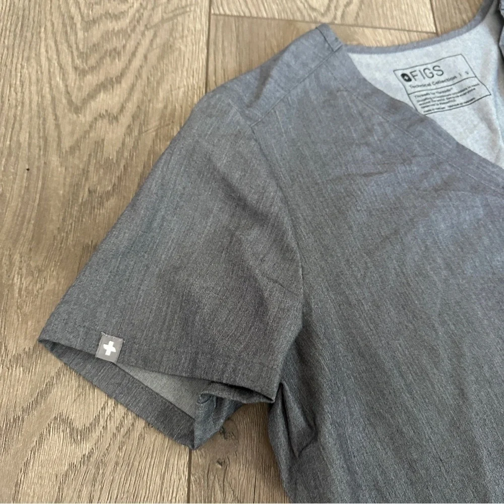 FIGS Catarina One Pocket Scrub Top in Graphite size Small